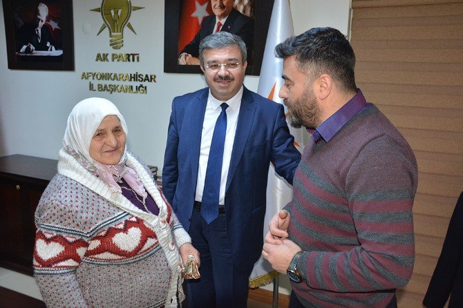 70 Yaşındaki Zehra Nineden Ak Parti İl Başkanlığı’na “Evet” Ziyareti