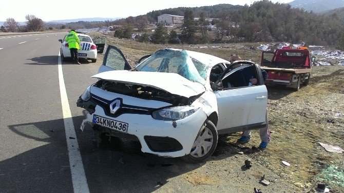 Yoldan Çıkan Otomobil Takla Attı