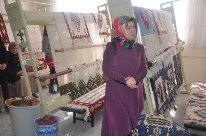 Hasankeyf’te Yöresel Kilim Dokuma Kursu Açıldı