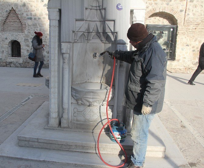 Soğuktan Donan Çeşmeler Pürmüzle Açıldı