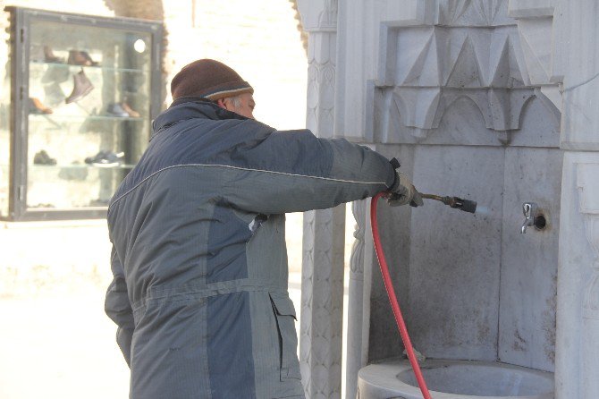 Soğuktan Donan Çeşmeler Pürmüzle Açıldı