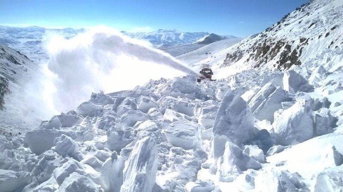 Aşkale’de Çığ Düşen Yol Ulaşıma Kapandı