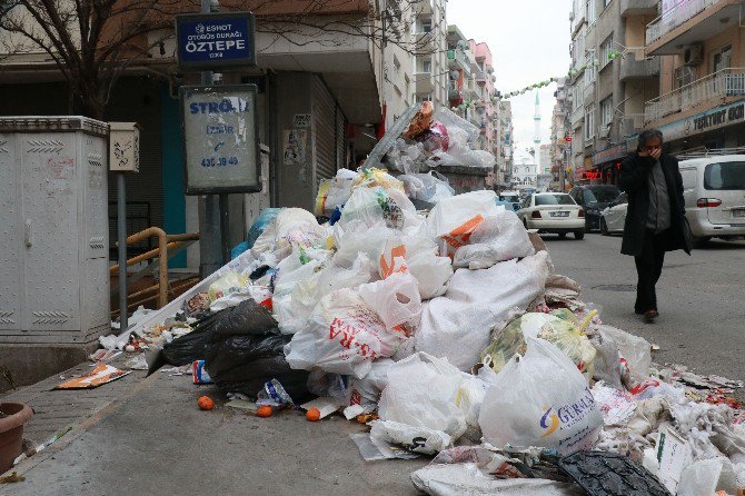 İzmir Karabağlar’da Temizlik İşçilerinin Başlattığı Grev Sonrası Kentin Cadde Ve Sokakları Çöp Yığınlarıyla Doldu