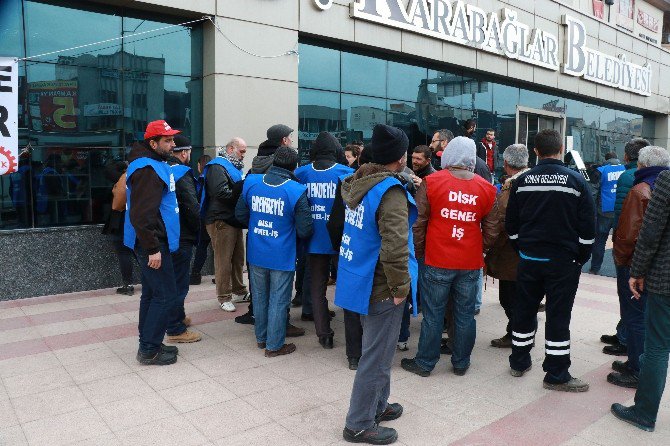 İzmir Karabağlar’da Temizlik İşçilerinin Başlattığı Grev Sonrası Kentin Cadde Ve Sokakları Çöp Yığınlarıyla Doldu