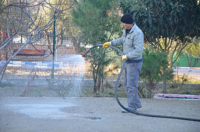 Kuşadası Belediyesi Okulların Eksiklerini Gideriyor