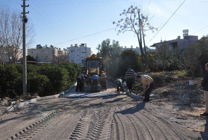 Erdemli’de Parke Yol Çalışmaları Devam Ediyor