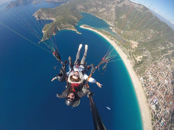 Çinliler Yeni Yılı Ölüdeniz Semalarında Kutladı