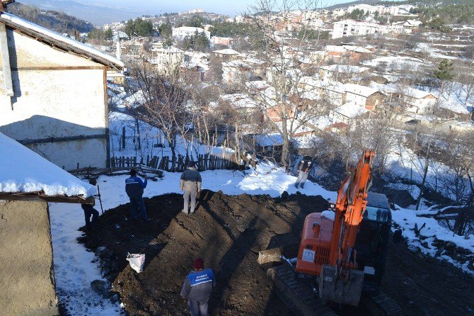 Belediye Yanan Evi Yeniden Yapıyor