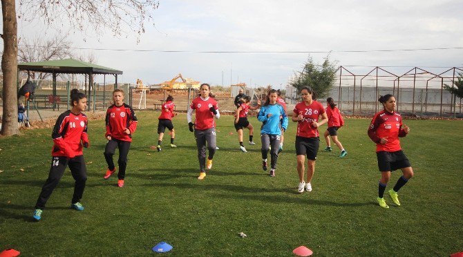 Döşemealtı Kadın Futbol Takımı Samsun İlk Adım Belediyesini Ağırlıyor