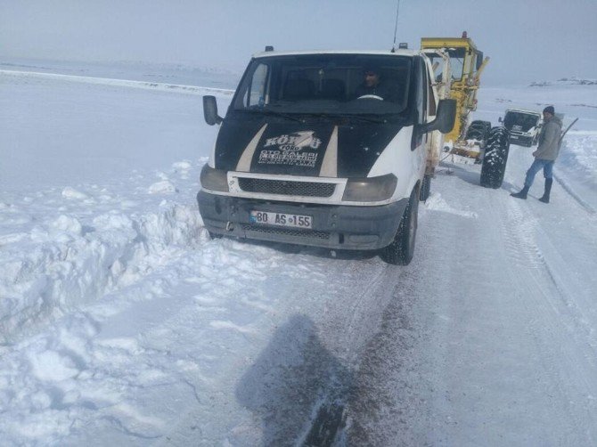 Özalp’ta Mahsur Kalan 83 Araç Kurtarıldı