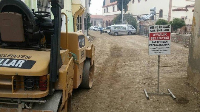 Ayvalık’ta Yol Onarım Çalışmaları Sürüyor