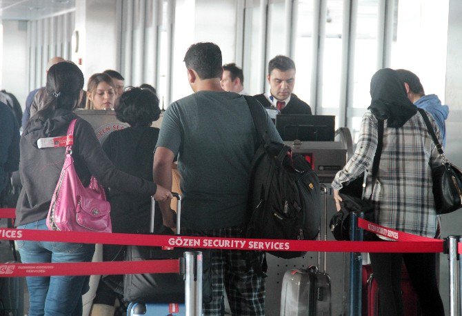 Yasaklı Ülkelerin Yolcuları Abd’ye Alınmaya Başlandı