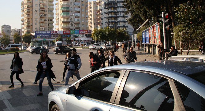 İnsanları Dansa Yöneltmek İçin Kırmızı Işıkta Dans Ettiler