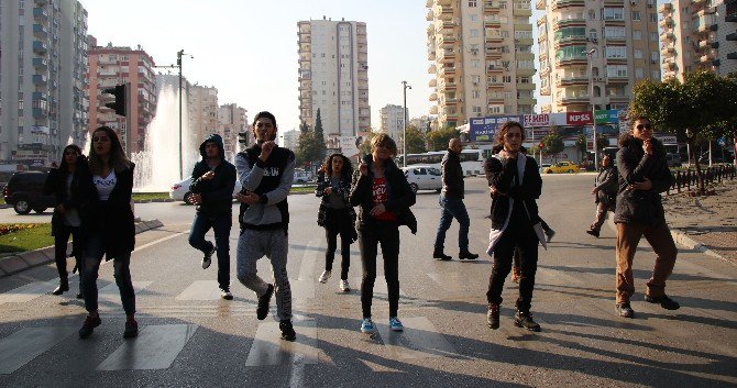 İnsanları Dansa Yöneltmek İçin Kırmızı Işıkta Dans Ettiler