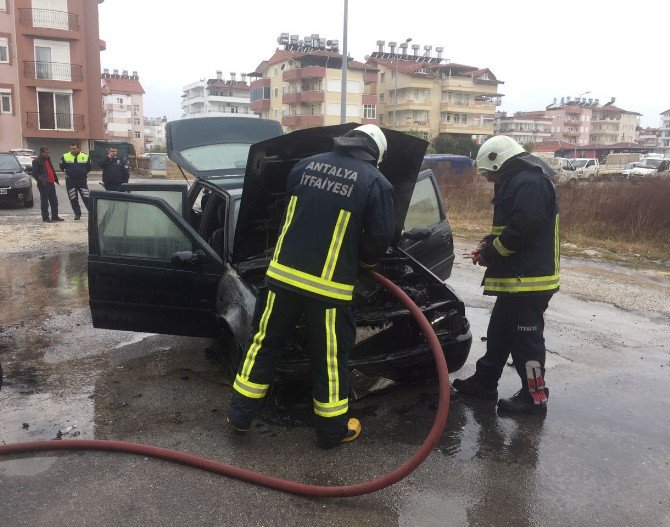 Manavgat’ta Otomobil Yangını