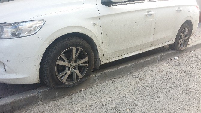 Beyoğlu’nda Gece Onlarca Aracın Lastiği Kesildi