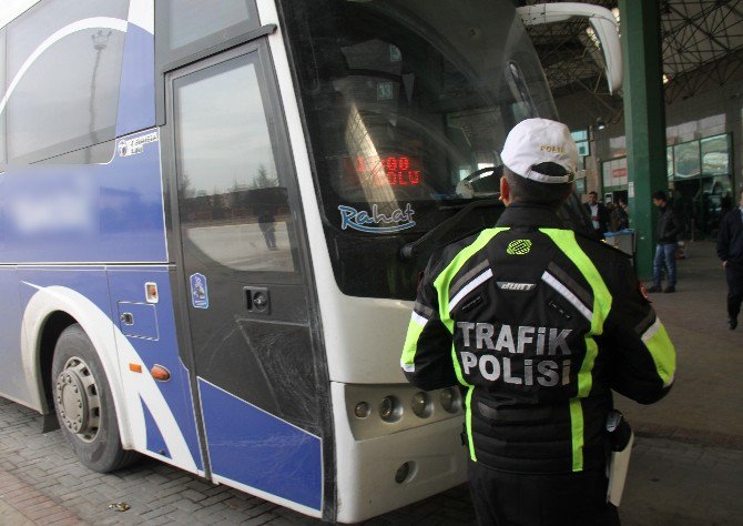 Gizlice Otobüse Bindi Kemer Takmayan Sürücü Ve Muavine Ceza Kesti