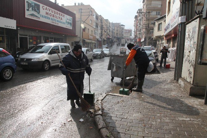 Karabağlar’da Çöpler Toplanmaya Başlandı