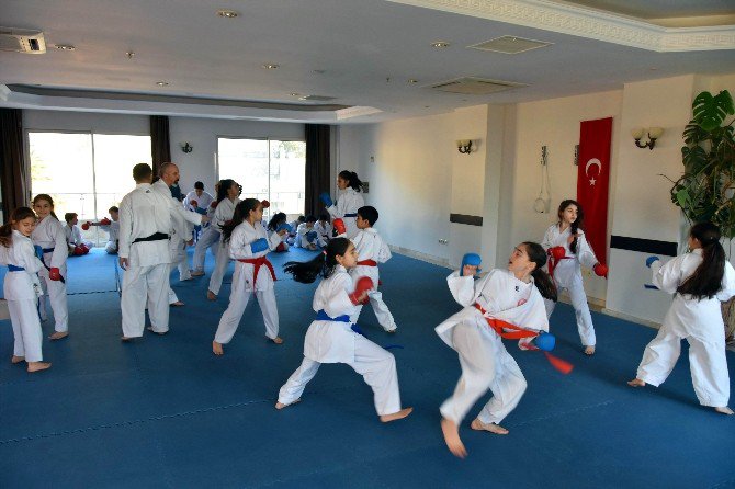 Salihli’de Karate Semineri Düzenlendi