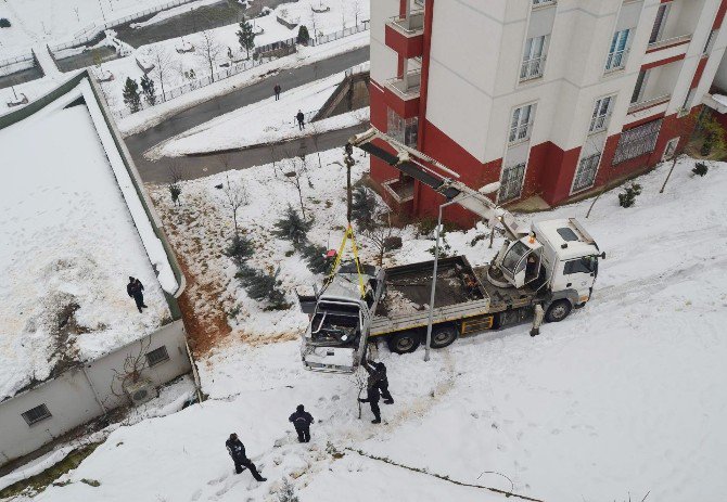 (Tekrar) Kontrolden Çıkan Araç Yaklaşık 30 Metre Yükseklikten Binanın Çatısına Düştü