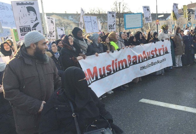 Viyana’da "Başörtüme Dokunma’’ Protestosu