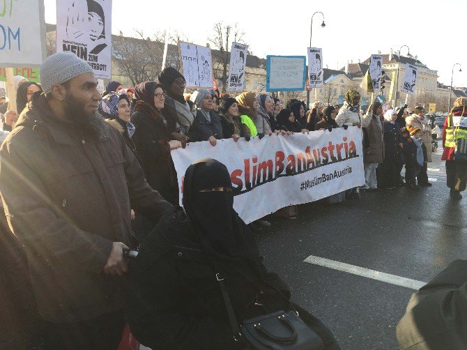 Viyana’da "Başörtüme Dokunma’’ Protestosu