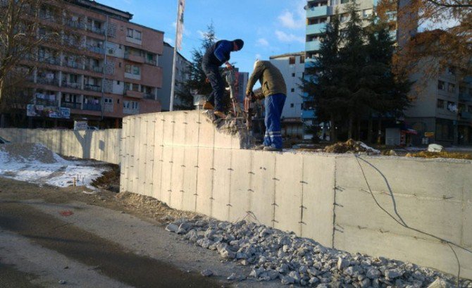 Kosova Ve Sırbistan Arasında Gerginliğe Yol Açan Duvar Yıkılacak