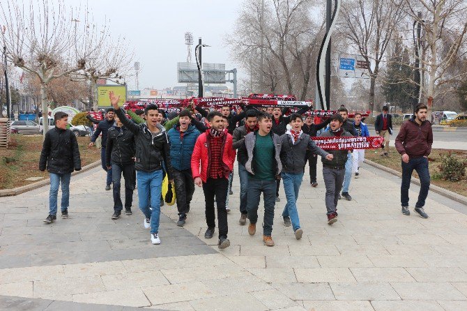 Kötü Gidişata Tepki Göstermek İsteyen Taraftarlara Polis Müdahalesi