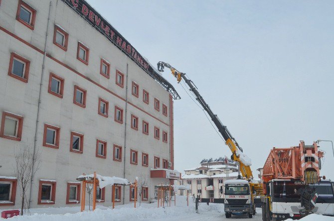 Bingöl’de Hastane Çatısı Çöktü