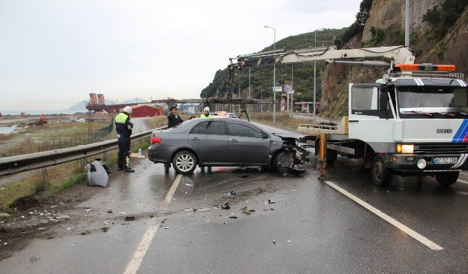 Otomobil Karşı Şeride Geçip Bariyerlere Çarptı: 2 Yaralı