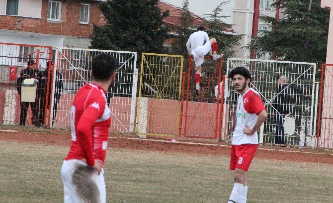 Kırmızı Kart Gören Sporcu Tellerin Üstünden Atladı