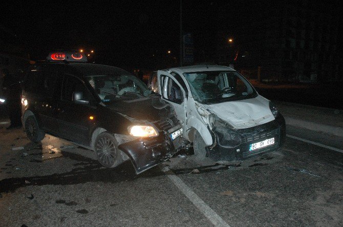 Zincirleme Trafik Kazası: 2 Yaralı