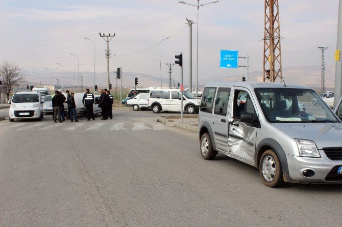 Hafif Ticari Araçla Otomobil Çarpıştı: 1 Yaralı