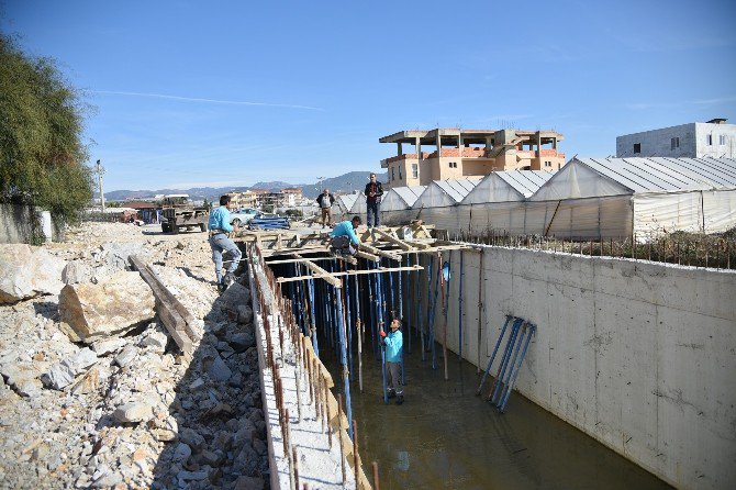 Alanya Belediyesi Seraphan Deresi’ni Islah Ediyor