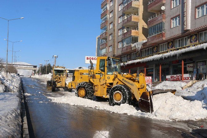 Bitlis’te Okul Bahçeleri Ve Kaldırımlar Kardan Temizleniyor