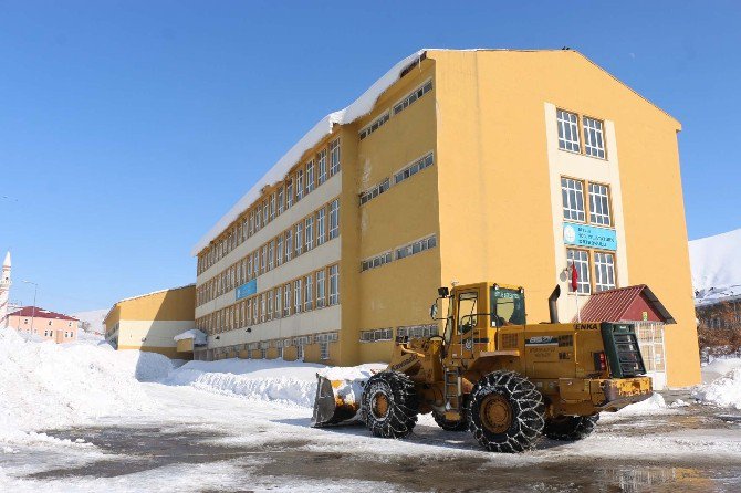 Bitlis’te Okul Bahçeleri Ve Kaldırımlar Kardan Temizleniyor