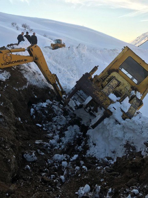 Köy Yolunu Açan Dozer Şarampole Devrildi