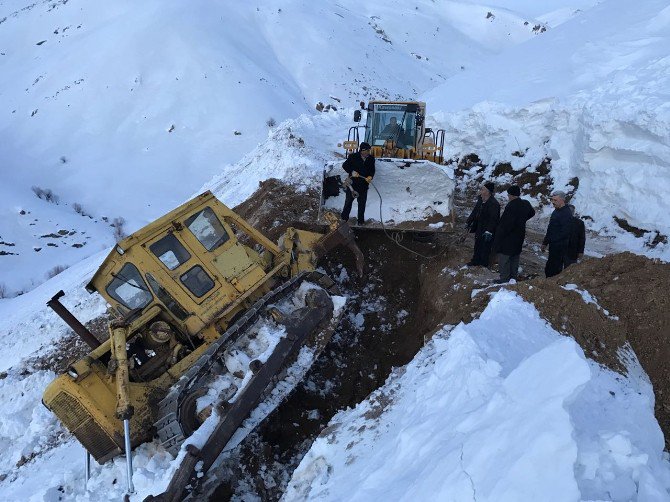 Köy Yolunu Açan Dozer Şarampole Devrildi