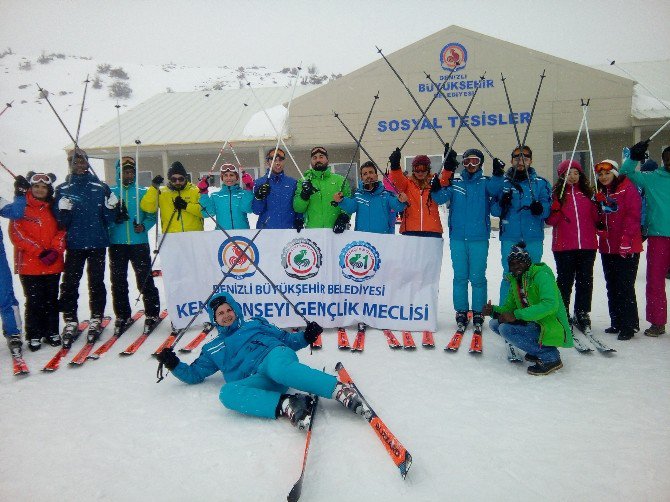 Denizli’de Gençler Kayak Öğreniyor