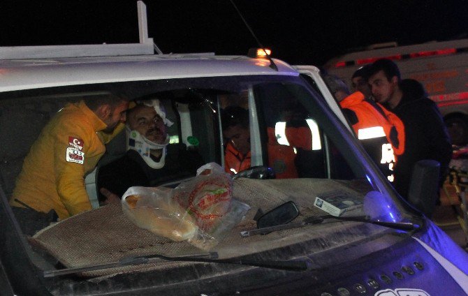 Elazığ’da Kamyonette Sıkışan Sürücü Kurtarıldı