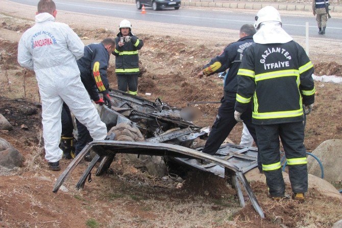 Takla Atan Otomobilde 3 Kişi Yanarak Can Verdi