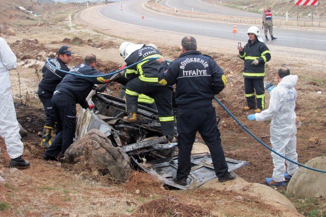 Takla Atan Otomobilde 3 Kişi Yanarak Can Verdi