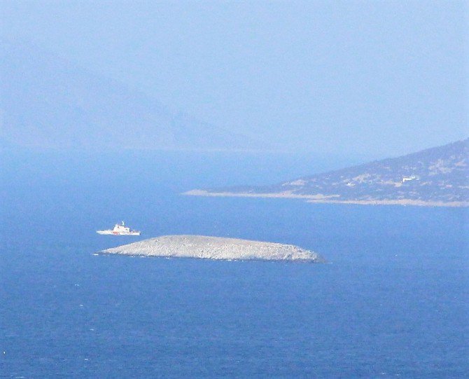 Türk Sahil Güvenliği Kardak Kayalıklarının Arkasına Geçti