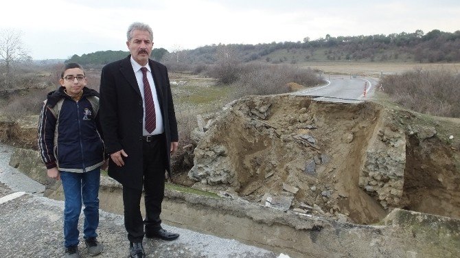 Burhaniye’de Selin Yıktığı Köprü Vatandaşları Mağdur Etti.