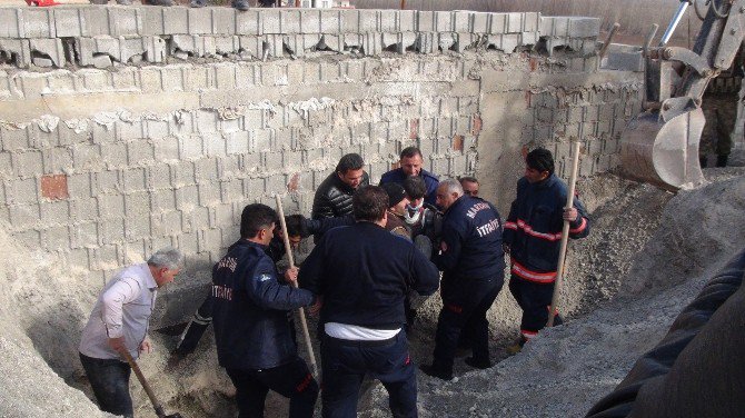 Nusaybin’de Kum Yığınlarının Altında Kalan İşçi Kurtarıldı