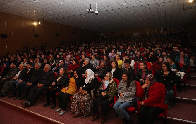 Erdemli Belediyesi Şehir Tiyatrosu, 2017’nin İlk Oyununu Sahneledi