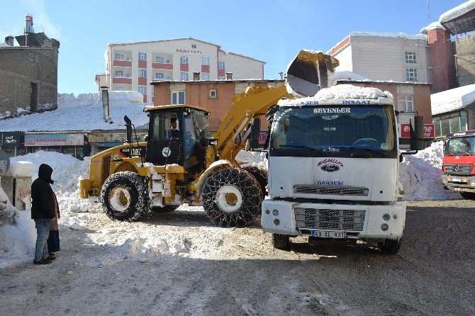 Muş’ta Kar Taşıma Çalışmaları Devam Ediyor