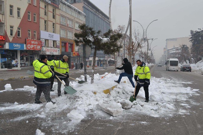 Muş’ta Kar Taşıma Çalışmaları Devam Ediyor