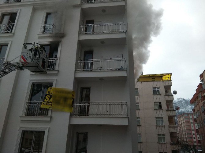 Rize’de Bir Apartman Dairesinde Çıkan Yangın Paniğe Neden Oldu