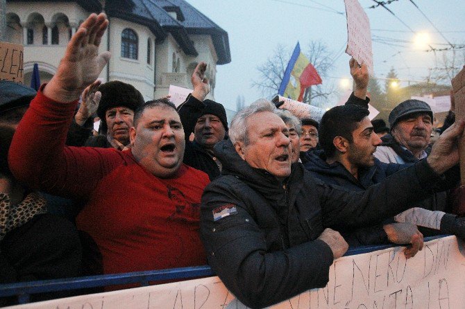 Romenler İstifa Bekliyor